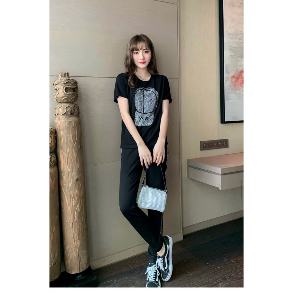 BỘ ĐỒ THỂ THAO NỮ ĐÍNH ĐÁ TRẮNG HỌA TIẾT CÁI NÓN