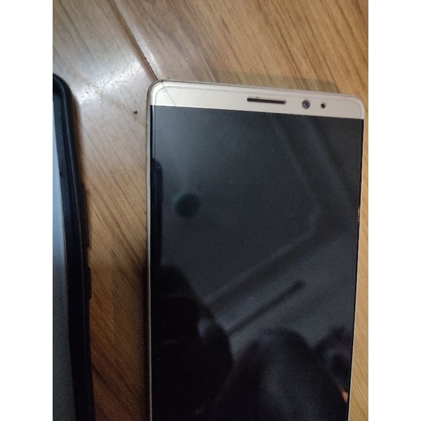 Điện thoại Huawei Mate 8 , 2 sim 4g, ram 3g, bộ nhớ 32g, hiện tại cắm sạc ko vào điện