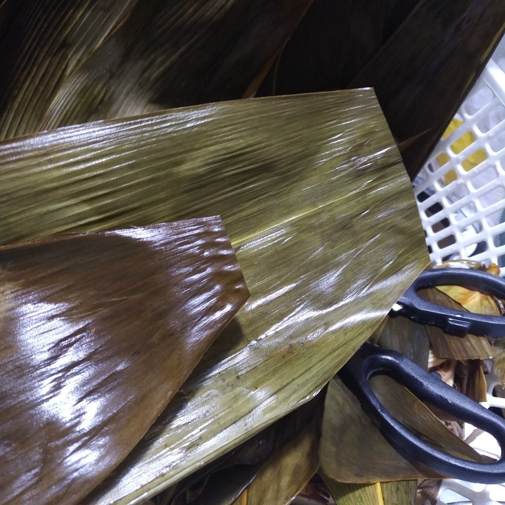 Lá Tre khô dùng để gói bánh ú, xấp 200g kèm 1 lọn dây cột bánh