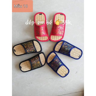 Dép chiếu mang trong nhà em bé