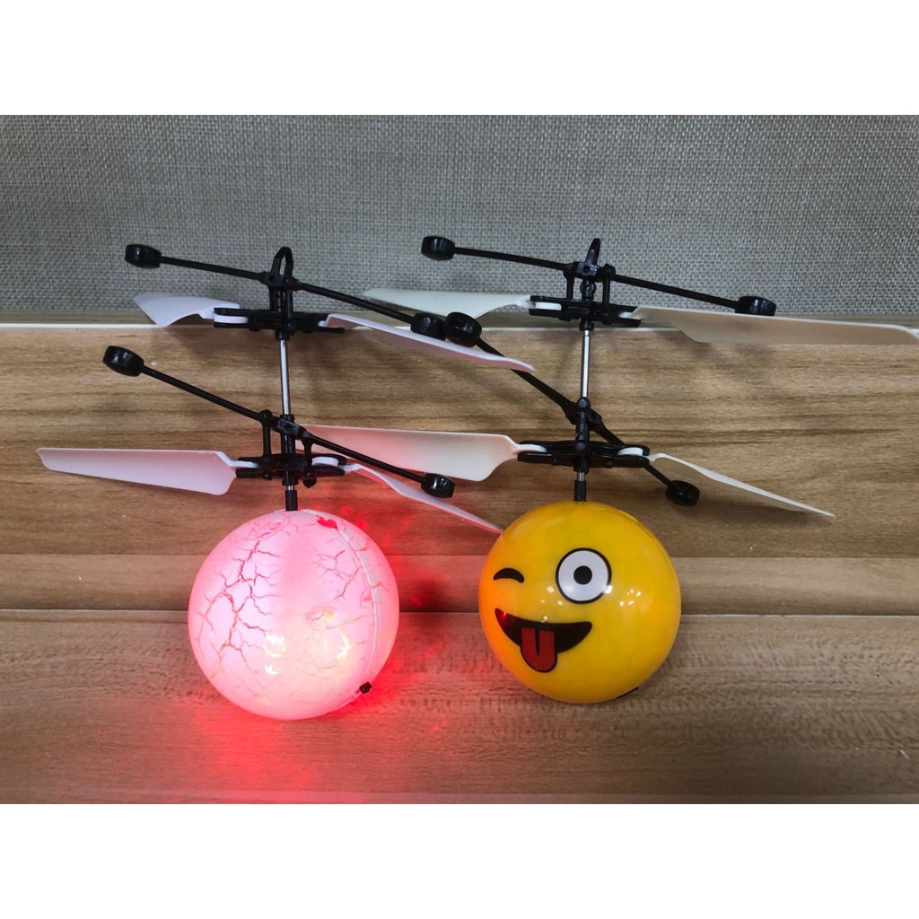 Máy Bay Cảm Ứng Bằng Tay Hình Quả Cầu Có Đèn Led Vui Nhộn