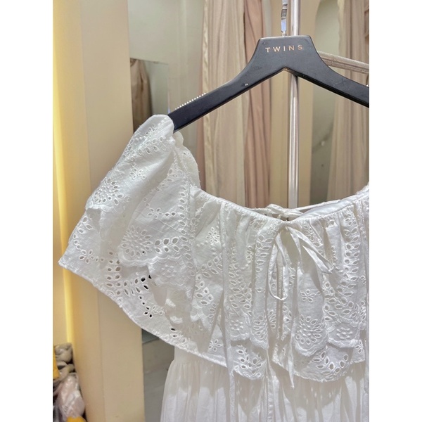 Đầm maxi trắng lệch vai xếp ly ( Off shoulder pleated white maxi )