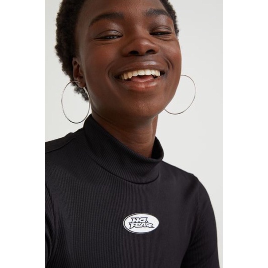 Áo H&M Croptop Dài Tay No Fear size S châu Âu