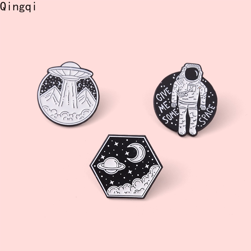 Ghim cài áo Miss Zoe màu trắng đen phong cách hoạt hình