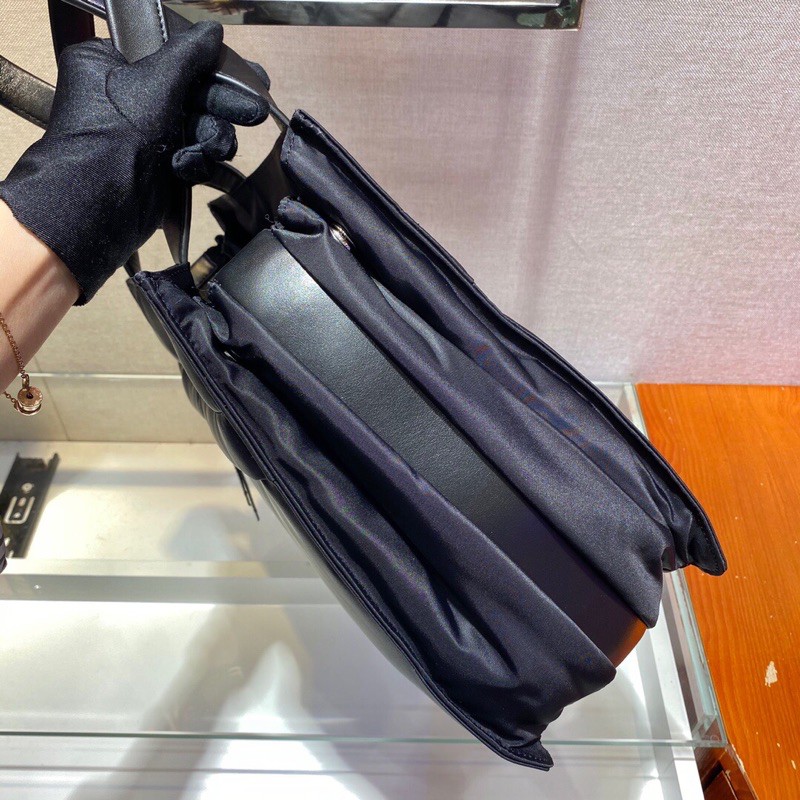 túi xách này được làm bằng chất liệu lót nylon độc đáo, được trang bị tay cầm bằng da và thiết kế túi sau prada
