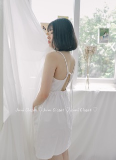 Váy trắng đan dây lưng