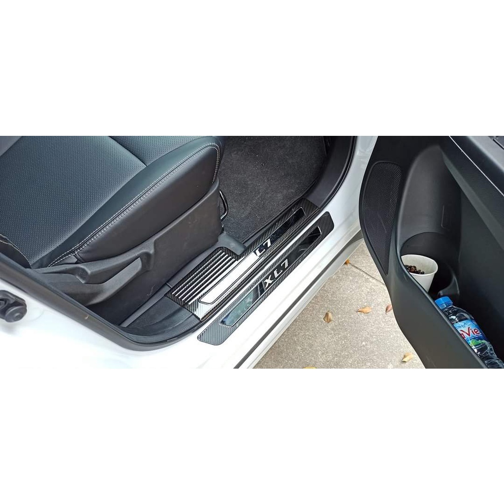 Ốp Chống Xước Bậc Cửa Suzuki XL7 Vân Titan , Carbon