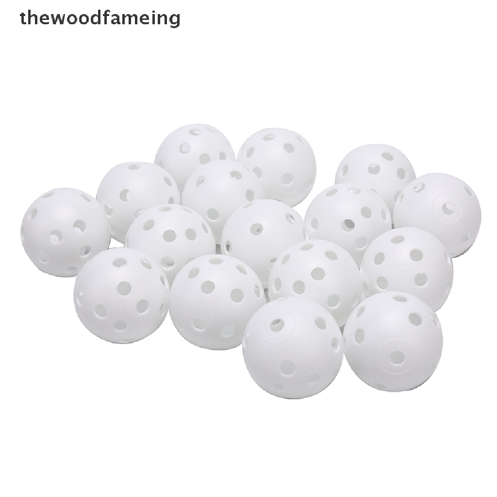 1 quả bóng nhựa rỗng dùng để luyện tập đánh golf