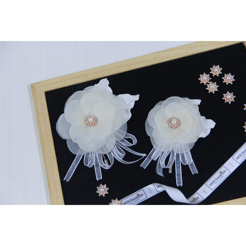 (Ảnh thật 100%) Hoa cài áo handmade mẫu vải voan nhụy đá mix lá gấm và ruy băng voan siêu xinh (No box)