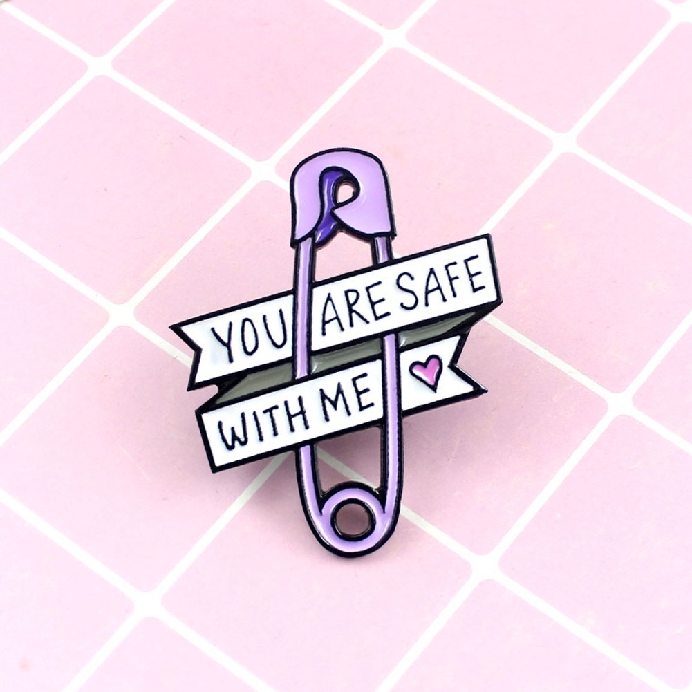 Ghim cài áo kim loại chữ You are an toàn thời trang cho nữ
