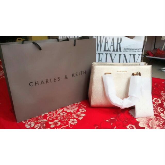 Túi xách chính hãng Charles & Keith Vincom Bà Triệu được tặng