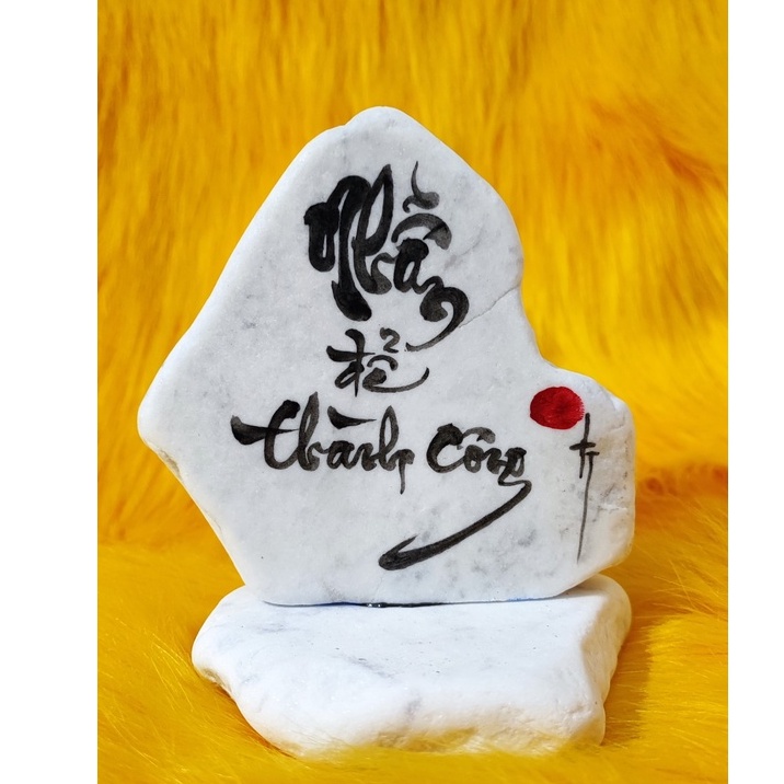 Thư pháp chữ Nhẫn viết trên đá trắng. Kích thước: cao từ 12-14cm, ngang 8-10cm
