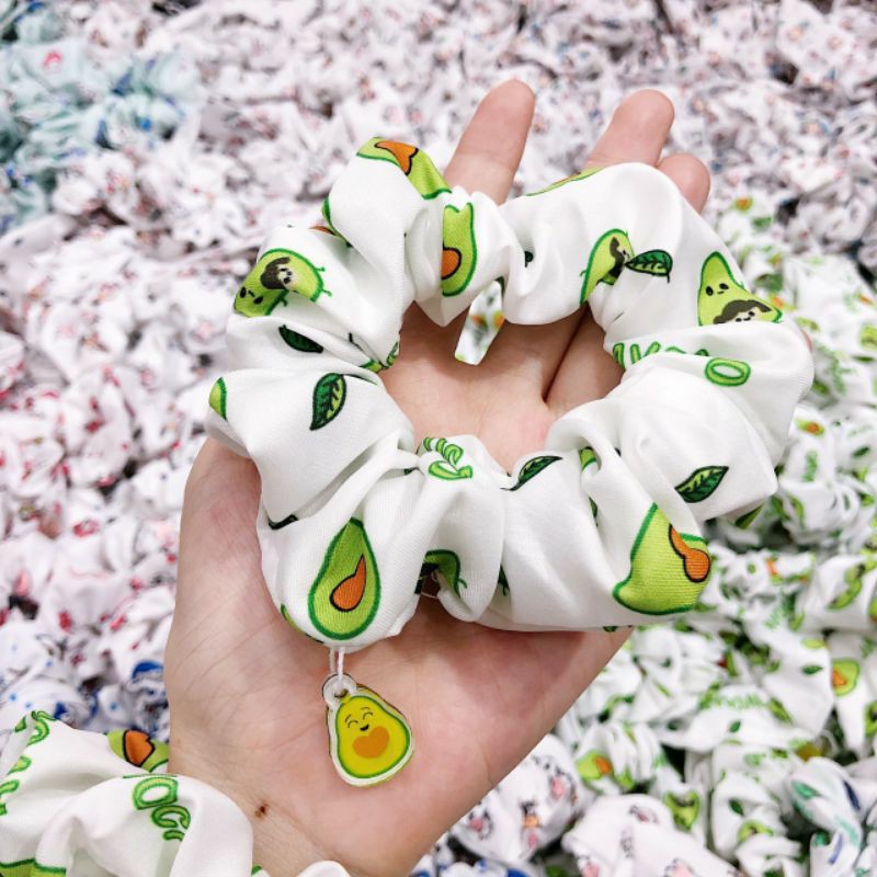 Scrunchies kèm charm mẫu bò sữa/bơ/bé đào/doraemon/khủng long