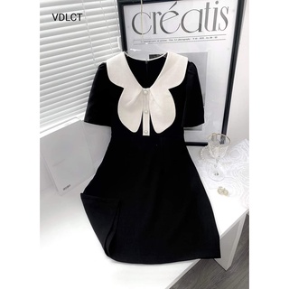 Váy đen lá cổ trắng