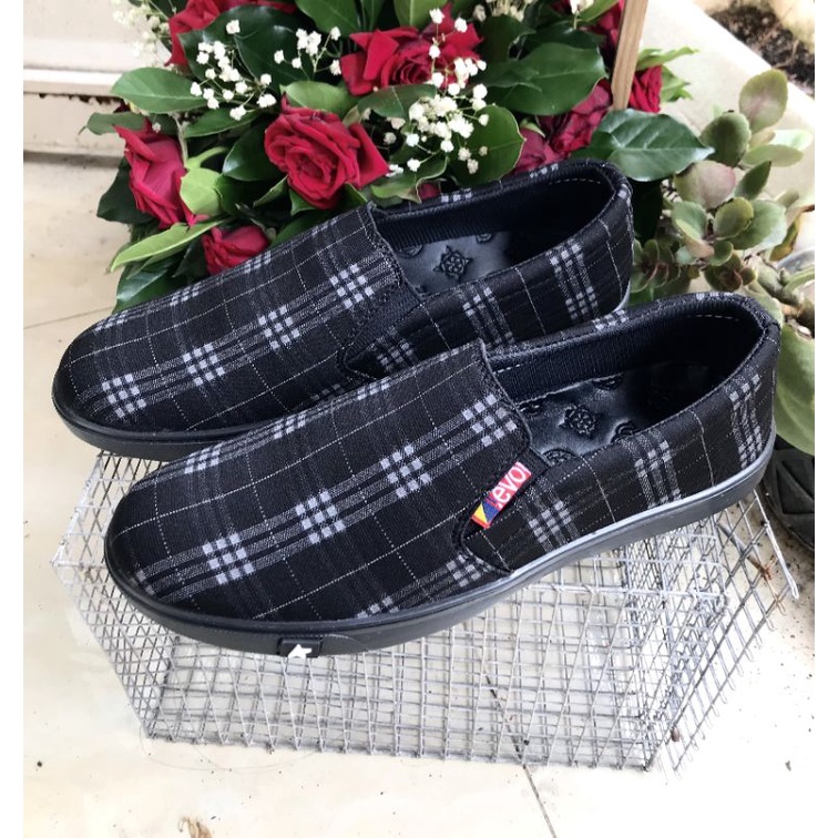Giày lười vải nam cao cấp..đế cao su mềm.size từ 38-43.mã LV17.họa tiết kẻ sọc..mẫu mới nhất hiện nay