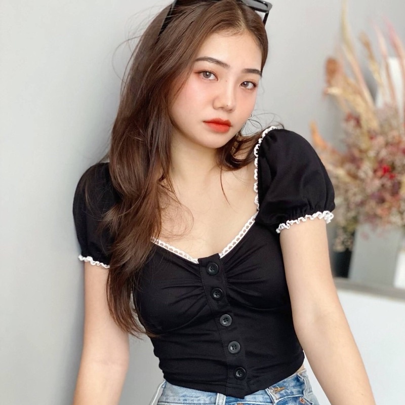 Croptop đen phối ren của Annie