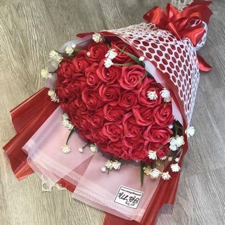 Hoa Hồng sáp thơm 30 bông đỏ tươi, viền cỏ đệm, gói 2 màu giấy tương phản