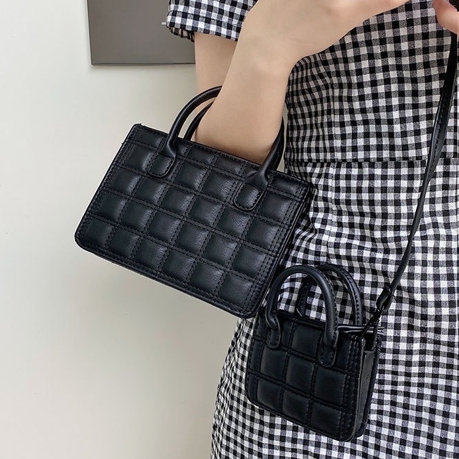 Túi đeo chéo mini bag siêu nhỏ chất liệu da trần trám kèm quai xách xinh xắn