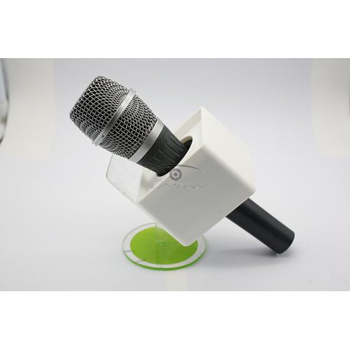Miếng nhựa vuông dán logo dùng cho mic phỏng vấn nhìn chuyên nghiệp như đài truyền hình