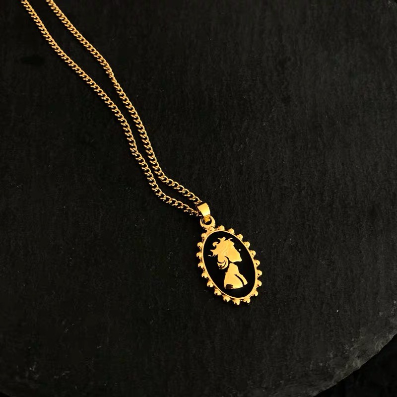Vòng cổ thép titan mạ vàng 18k phối mặt đồng xu hình nữ hoàng Elizabeth phong cách châu Âu baroque cao cấp