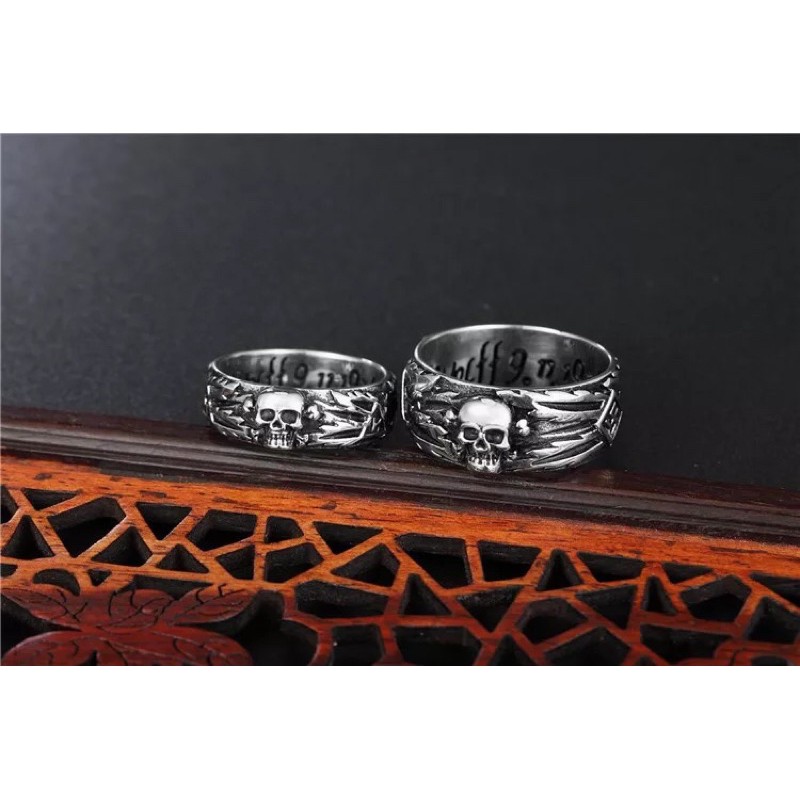 Nhẫn titan chạm khắc hình đầu lâu giữa không gỉ MR201201