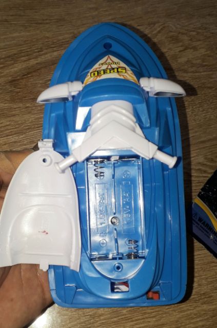 Mô hình 1 chiếc ca nô mô tô chạy dưới nước bằng nhựa tặng kèm pin