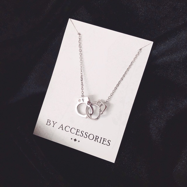 Dây chuyền titan khoá còng đính đá không gỉ UN191101