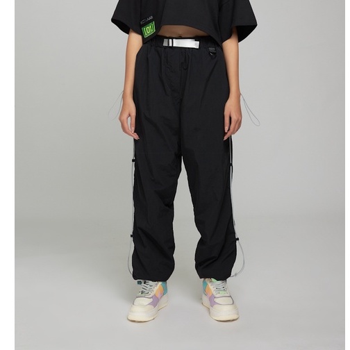 Quần Jogger BOO Unisex Vải Gió Dáng Rộng Phối Túi Nhựa Logo Phản Quang Cá Tính
