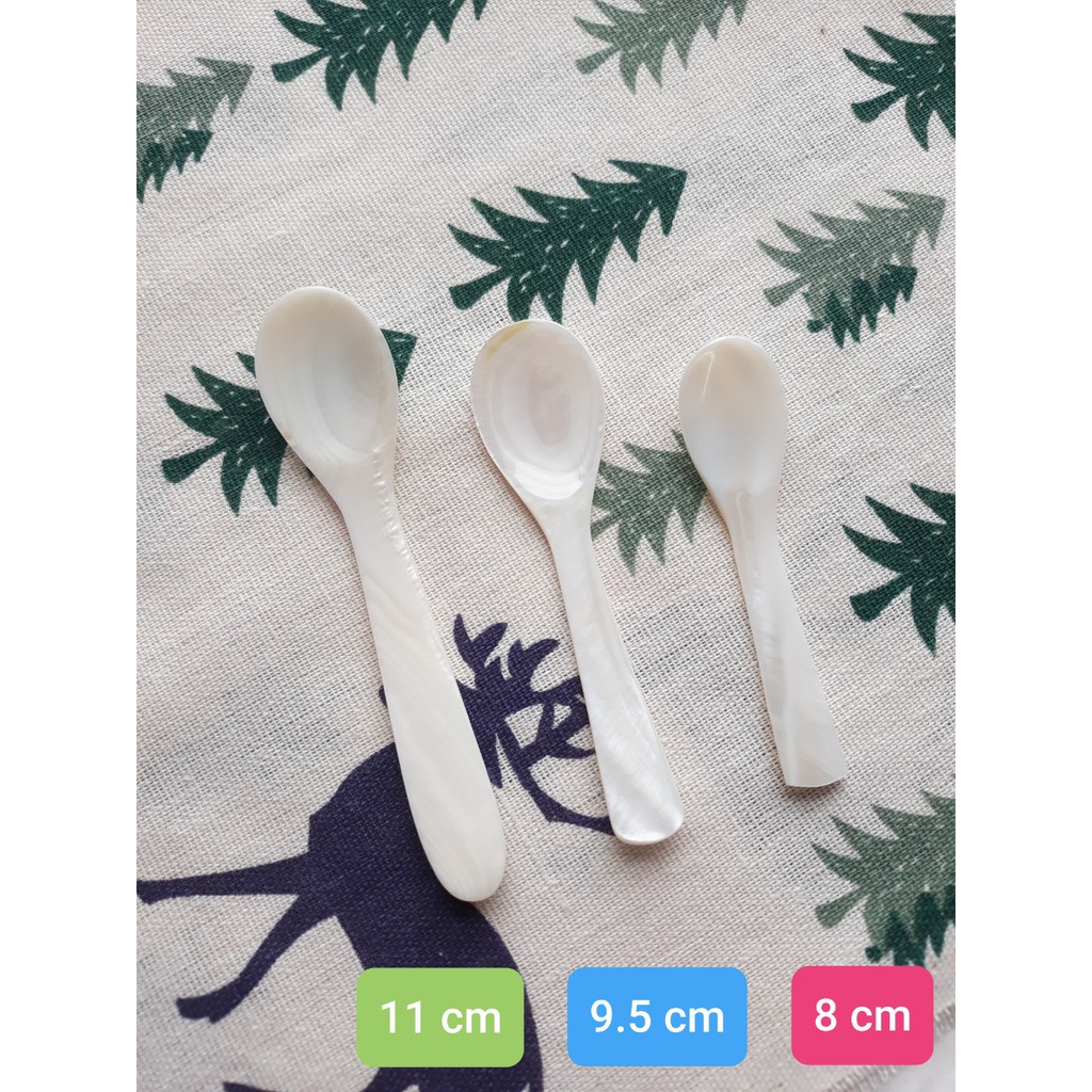 Thìa trai nhỏ ăn sữa chua, ăn trứng cá hồi