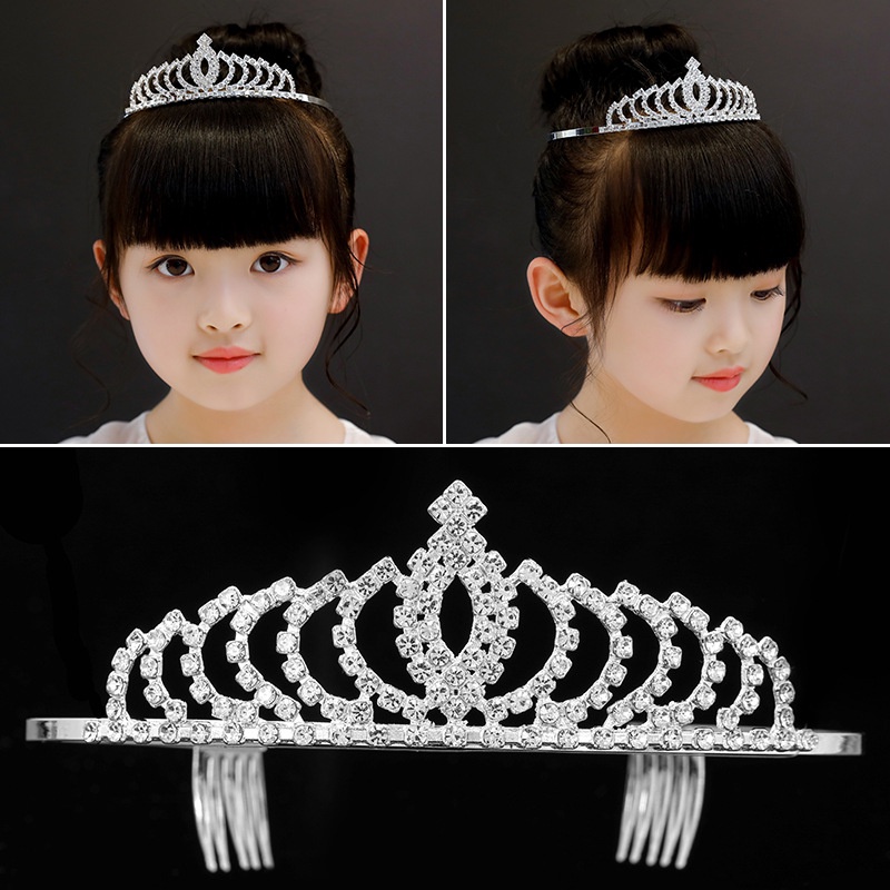 Vương niệm công chúa cài tóc cho bé