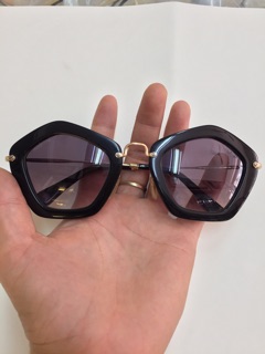 Kính mát MiuMiu đẳng cấp của nữ