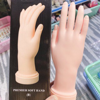 Bàn tay silicon tập làm móng