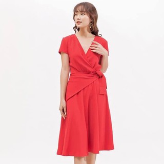 Váy đầm dự tiệc nữ cổ đắp chéo màu đỏ tay ngắn tùng xòe thắt nơ eo trang trí.