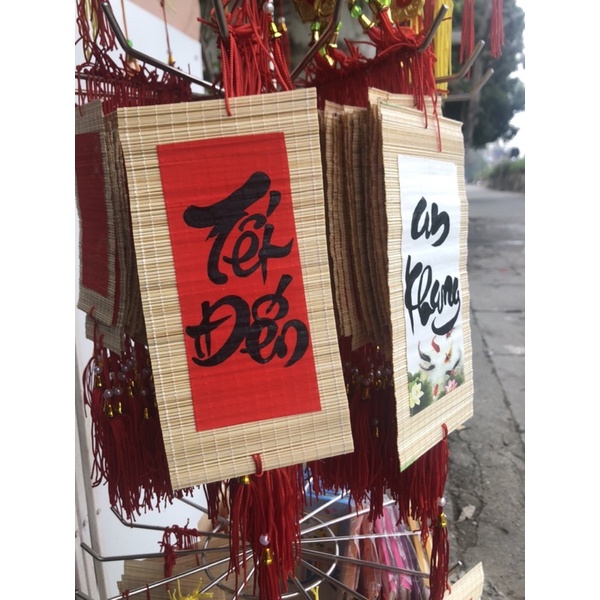 MÀNH TRE TRANG TRÍ MINI 7x14cm GIẤY ĐỎ CÓ CHỮ THƯ PHÁP viết tay