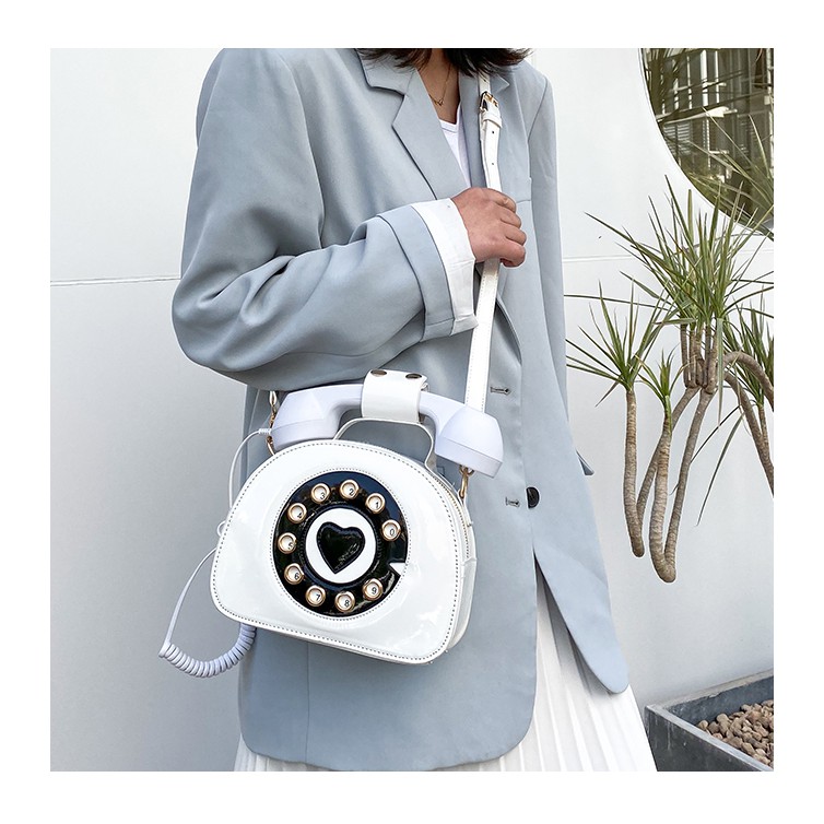 Túi đeo chéo độc lạ hình chiếc điện thoại bàn