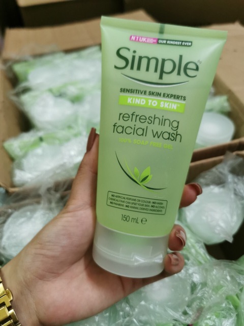 Sữa rửa mặt Simple Refreshing Facial Wash Gel cho Da Nhạy Cảm 150ml