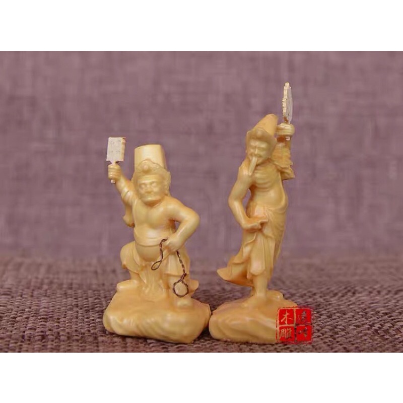 Tượng gỗ: Hắc Bạch Vô Thường- chắc cũng là phiên bản siêu mini nhất.