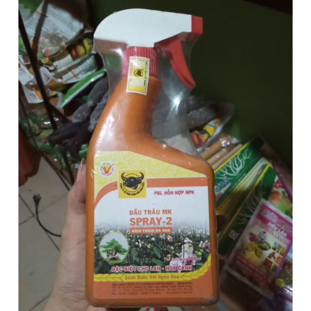 Phân bón hoa pha sẵn NPK Spray 2 kích thích ra hoa phun qua hoa, lá_Chai xịt đầu Trâu 500ml