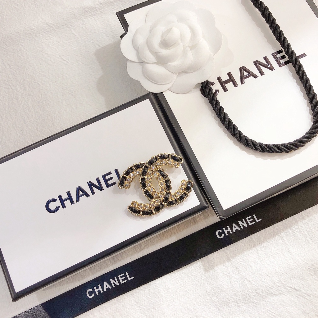 Ghim cài áo hình logo đính đá giả thời trang