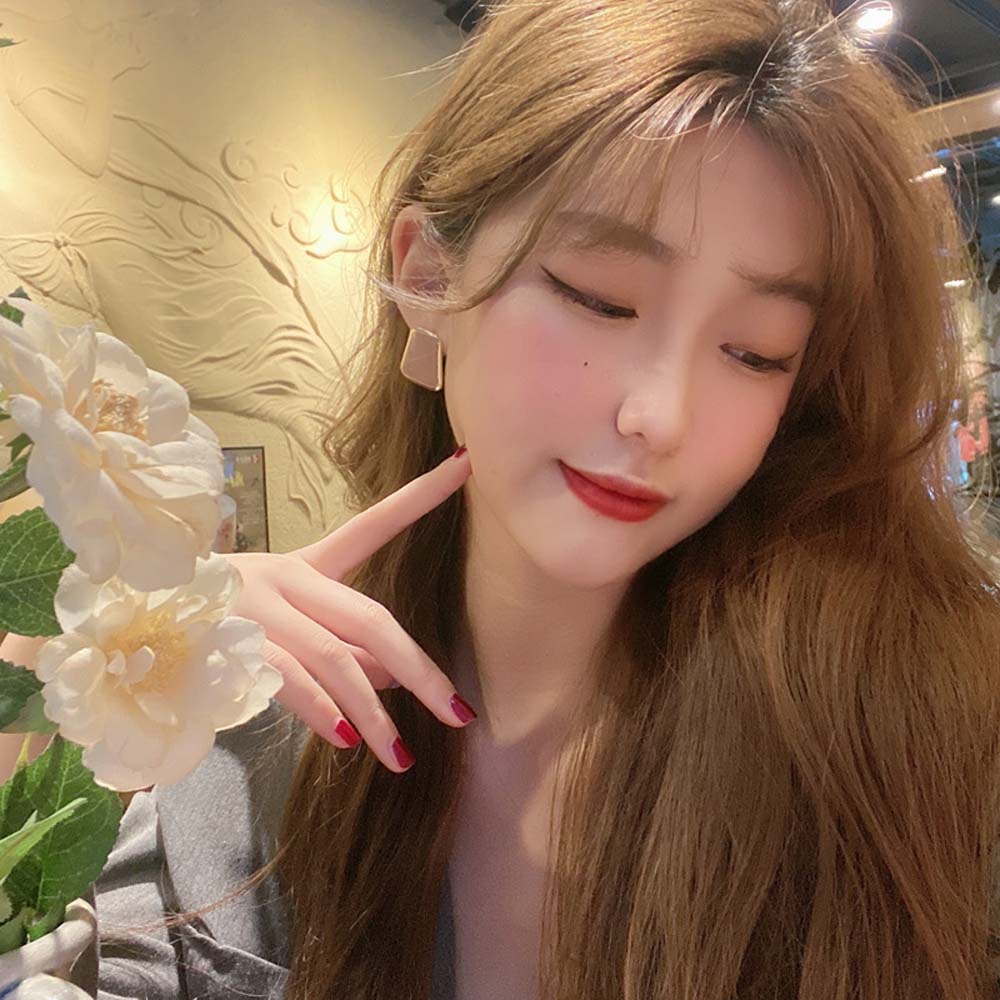 Khuyên tai nữ hình dáng độc đáo thời trang