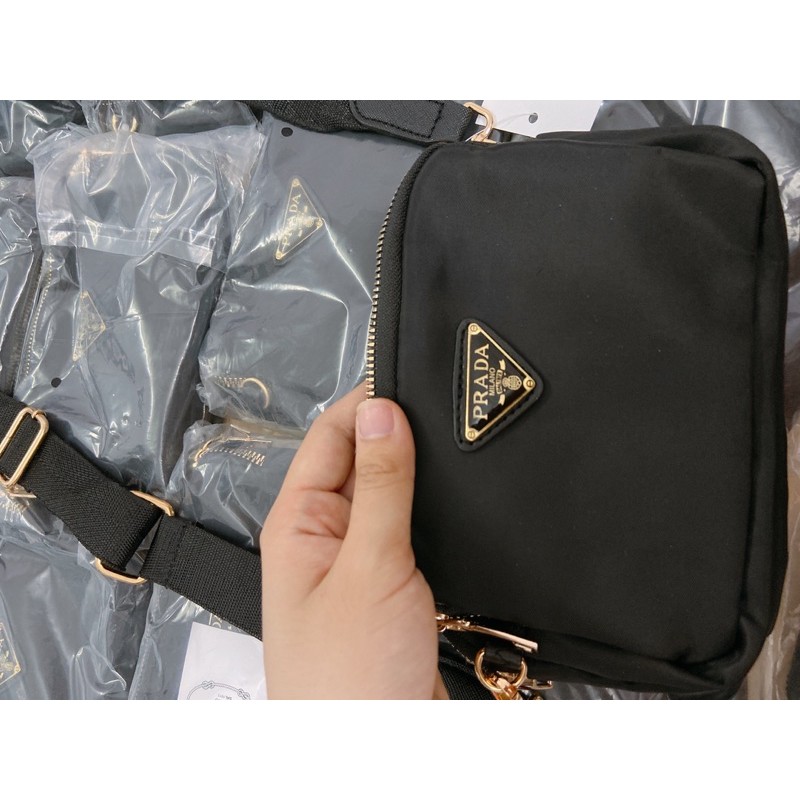Túi prada đeo chéo chất liệu dù chống thấm | BigBuy360 - bigbuy360.vn