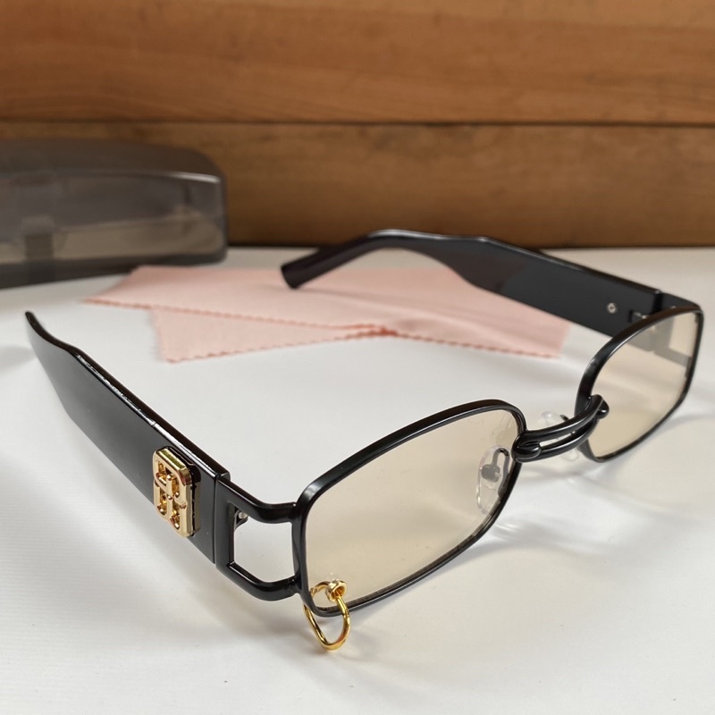 Kính mát thời trang GM dáng chữ nhật,phong cách hàn quốc trẻ trung dành cho cả nam và nữ.Phù hợp đeo đi chơi,chụp ảnh