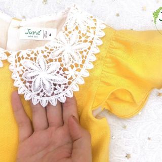 Đầm linen vàng phối ren