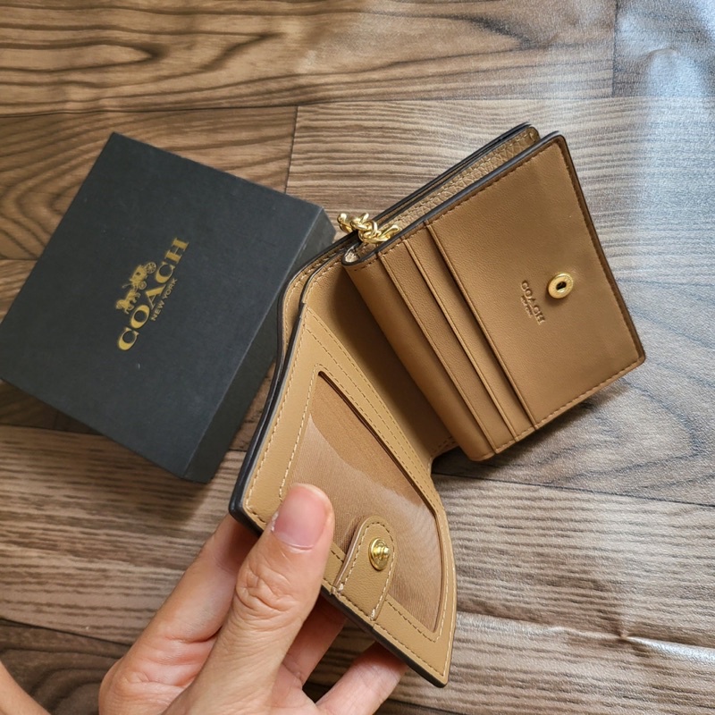 Ví Coach ngắn nữ màu pastel có khoá kéo đựng thẻ