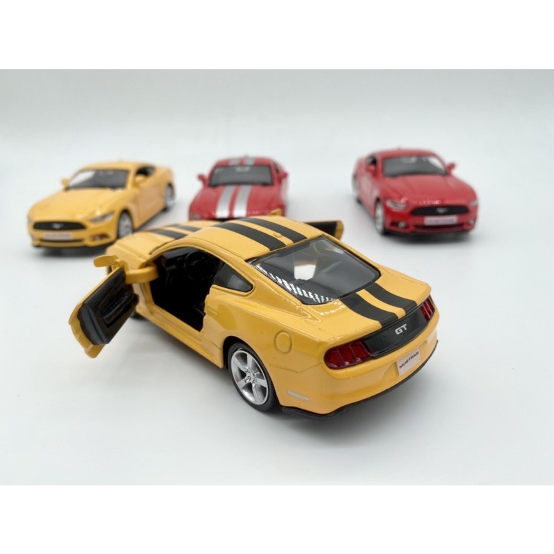Mô hình xe Ford Mustang 2015 tỷ lệ 1:36