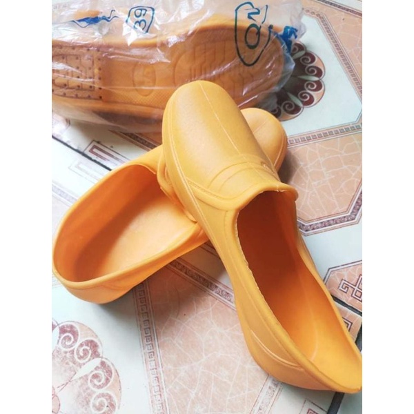 Giày lao động màu vàng