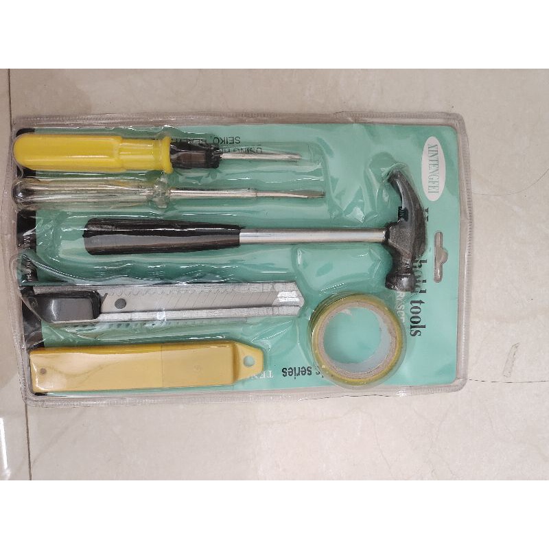 Bộ dụng cụ cơ khí 6 món,tuốc nơ vít,búa,băng rính điện,bút thử điện,rao cắt dây,lưỡi dao