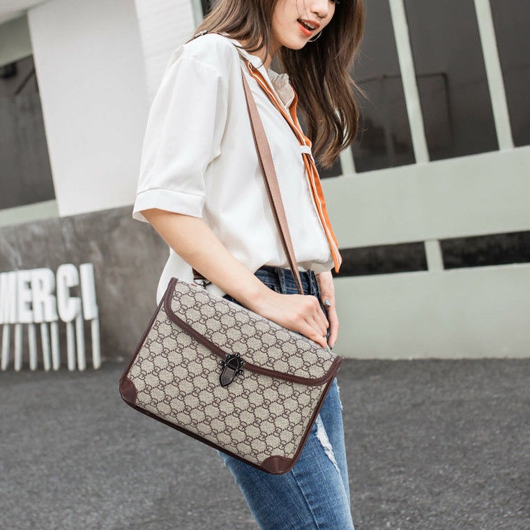 Công việc thời trang... một thập giá trên vai... mang theo tập tin điện thoại di động... máy tính... chuyên nghiệp lao đ | BigBuy360 - bigbuy360.vn