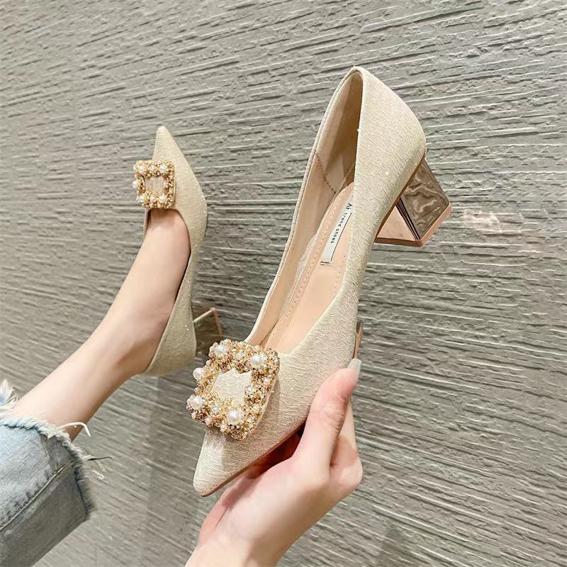 Giày cao gót đế dày nhỏ của Pháp mùa thu năm 2021 ngọc trai rhinestone khóa nhọn giữa gót đơn phong cách cổ tích
