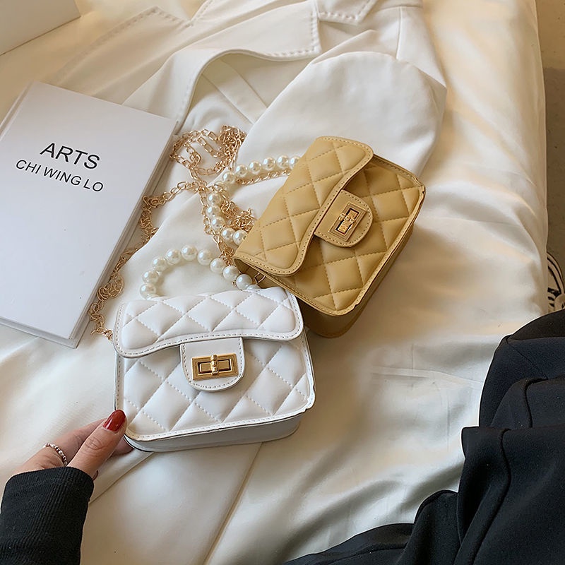 Túi đeo chéo nhỏ phối ngọc trai phong cách xuân hè 2022 sành điệu